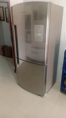Vendo uma geladeira 580 litros