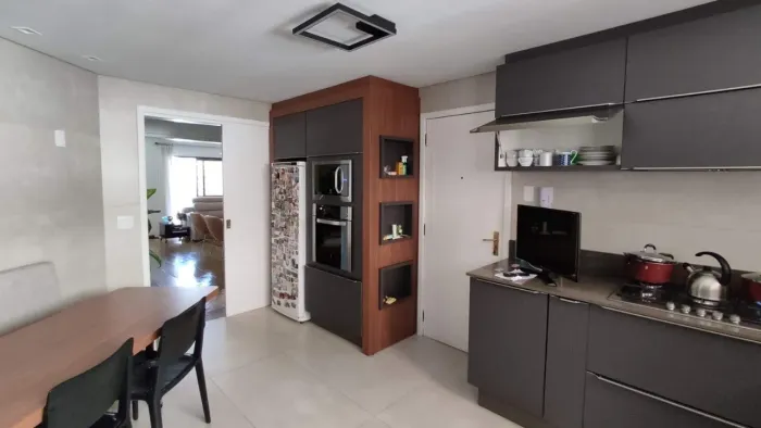 Apartamento à venda 4 quartos, 1 suíte, 3 vagas no centro, Florianópoiis-SC.