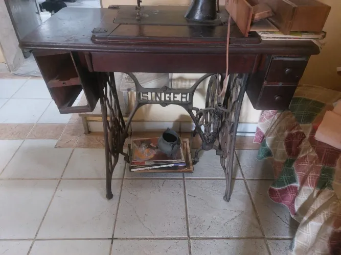 Pé de ferro de máquina de costura antiga