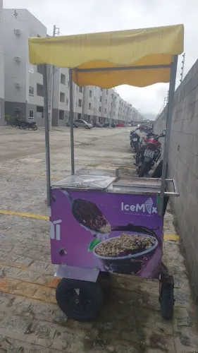 Carrinho de açaí ambulante