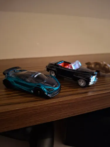 2 carrinhos hotwheels