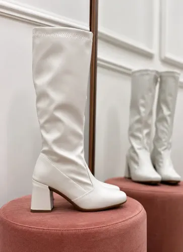 Bota cano alto branca