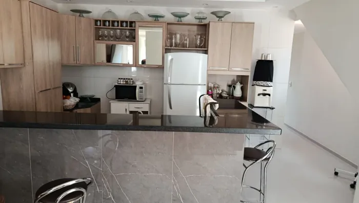 Casa no primeiro andar bem localizado na praça jeovando Lopes próximo a escola posto de sa