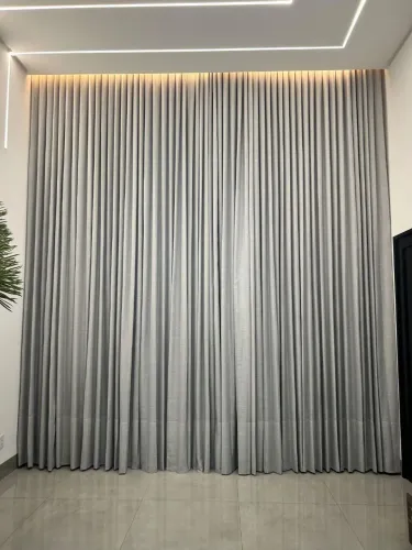 Cortinas sobre medidas pé direito duplo. Sala