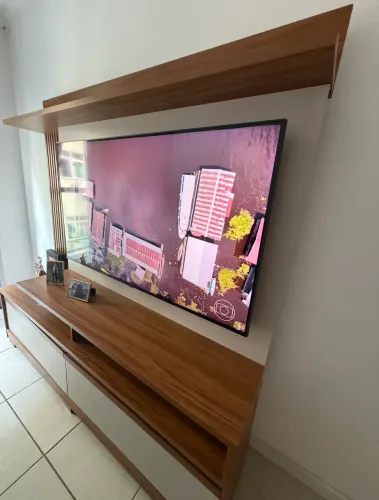 Painel para TV com Rack e Prateleira Suspensa - Excelente Estado