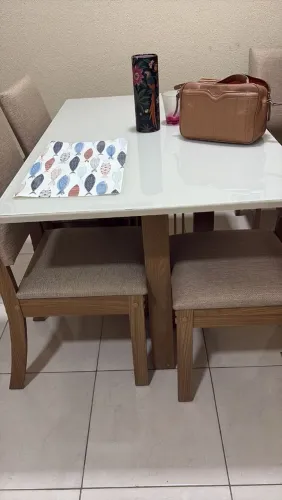 VENDO MESA COM 4 CADEIRAS