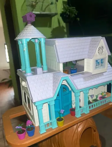 Lote casinha azul na árvore  com miniaturas
