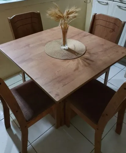 VENDO MESA COM 4 CADEIRAS