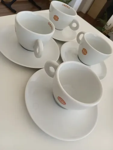 Conjunto de 4 Xícaras com Pires.