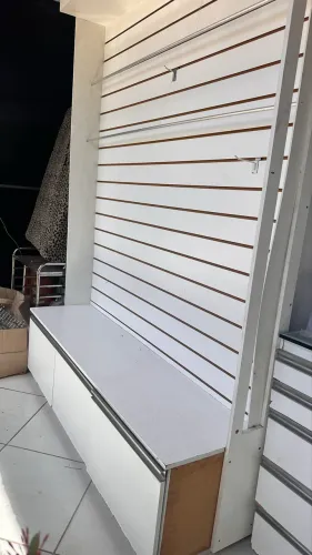 Painel canaletado com gavetas e luz de led