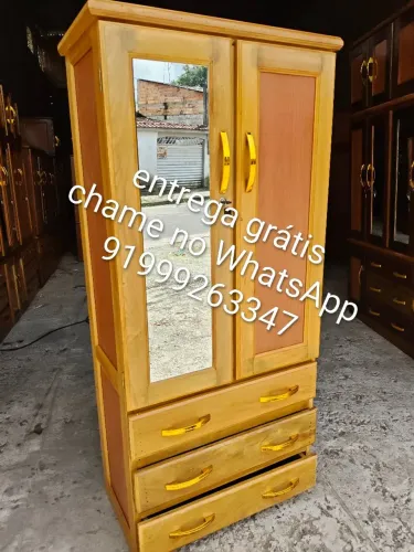 Guarda roupa de madeira com espelho