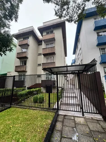 Apartamento 02 quartos para locação na Água Verde. Frente para rua. 01 vaga de garagem liv