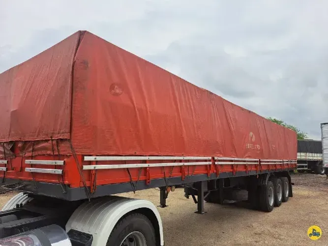 Carreta graneleira guerra 3 eixos com pneus
