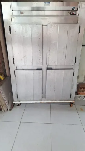 Refrigerador industrial inox 4 portas ? Usado, em bom estado