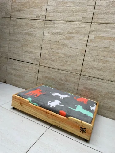 Cama para pet com base toda de madeira + colchão com capa