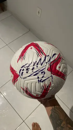 Bola autografada pelo pentacampeão do mundo Marcos