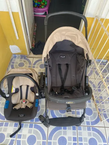 Vendo carrinho de bebê com bebê conforto