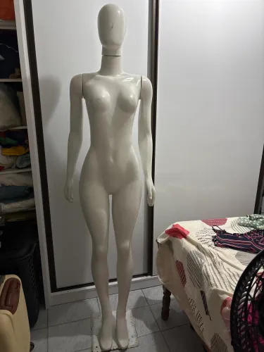 Vendo manequim feminino seminovo 