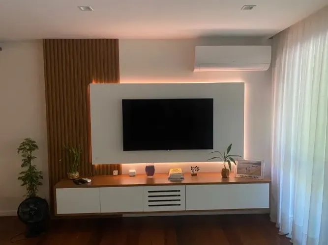Painel / Rack de TV em madeira com gavetas - Luz de Led