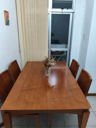 Mesa de Madeira com 4 Cadeiras