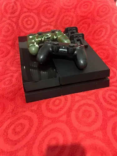 Ps4 FAT com 2 controles e 4 jogos, suporte carregador para carregar os 2 controles