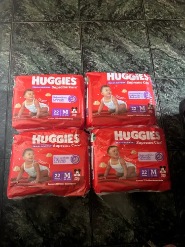 Lote fralda Huggies M roupinha 88unidades