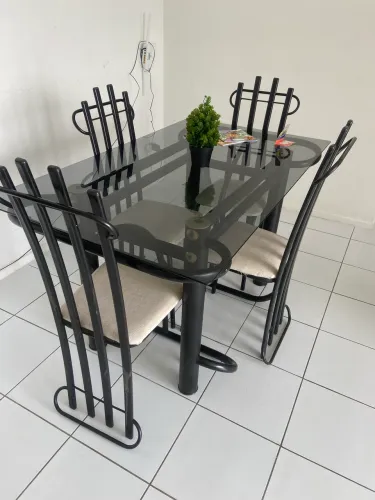 Mesa com 4 cadeiras em ferro