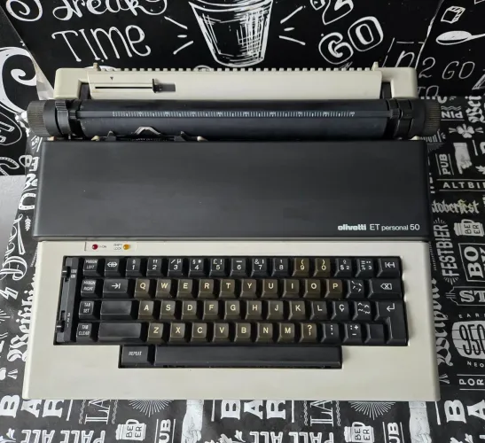 Maquina de escrever elétrica Olivetti ET Personal 50
