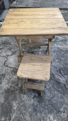 3 jogos de mesa de madeira 200 reais cada jogo