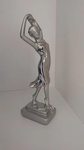 Estatueta de resina cor prata de bailarina clássica