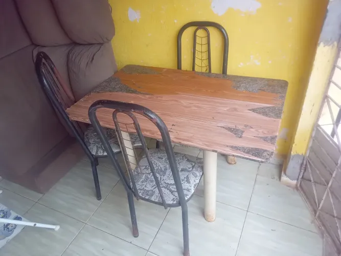 Vendo mesa de granito com 03 cadeiras.