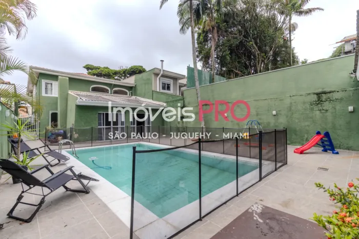 Sobrado em rua tranquila, ambientes amplos , quintal com área gourmet e piscina privativas