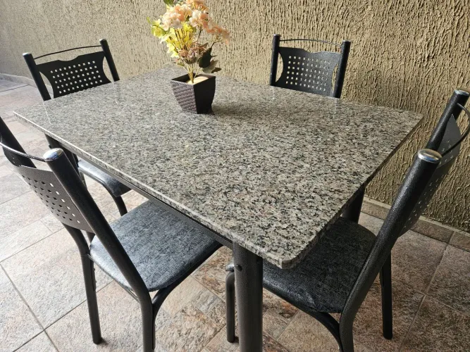 Mesa com 4 cadeiras, Entrego também!!