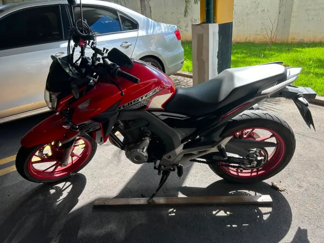 Moto de garagem