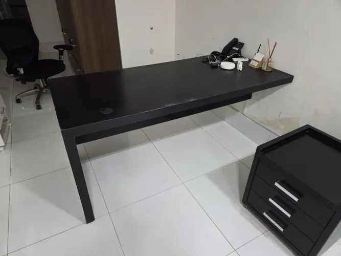 Mesa preta fixa na parede