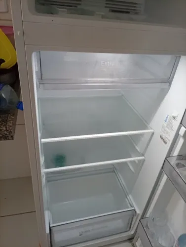 Geladeira mídia super conservada no precinho!