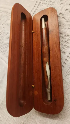 Estojo e caneta de madeira