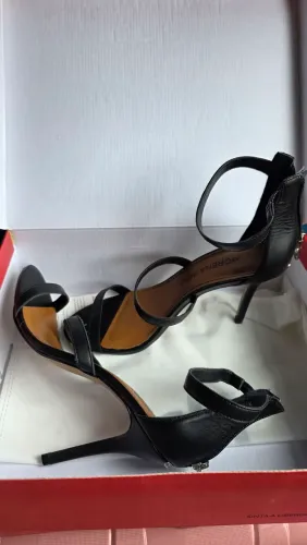 Sandália Morena Rosa preta, salto fino 10 cm, nº 38, nova na caixa