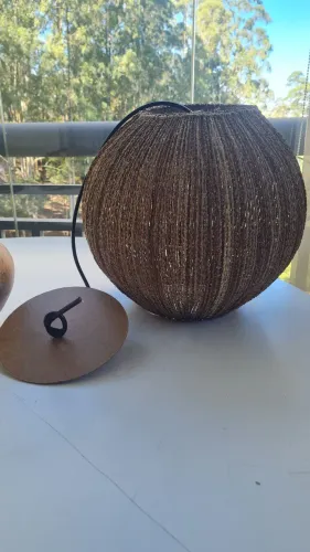 Luminária pendente em fibra de açaí