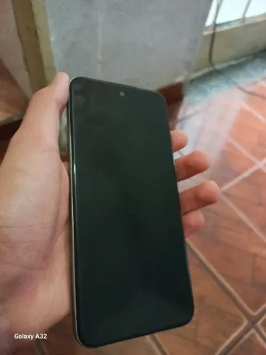 Celular semi novo pouco tempo de uso com manchas na traseira mais sem quebrados