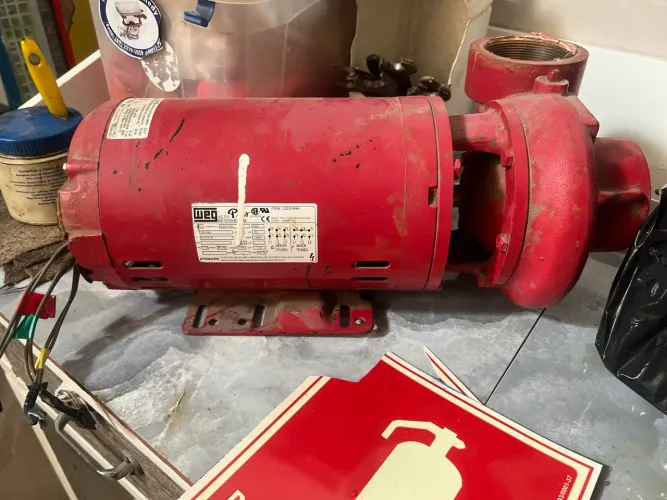 Vende-se bomba de incêndio
