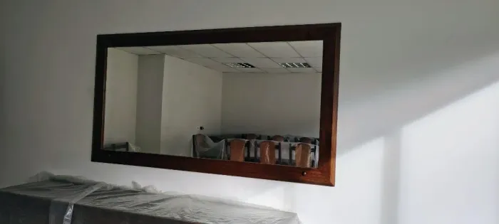 Lindo espelho em madeira maciça