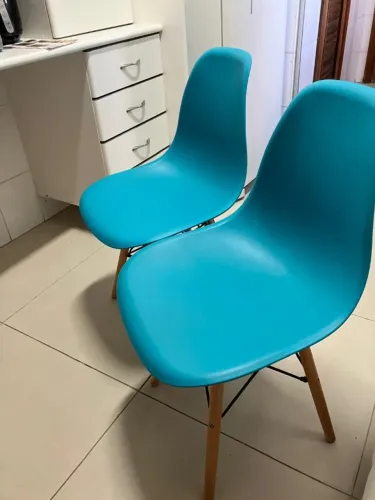 Kit 2 Cadeiras Eames com pés de madeira - Azuis