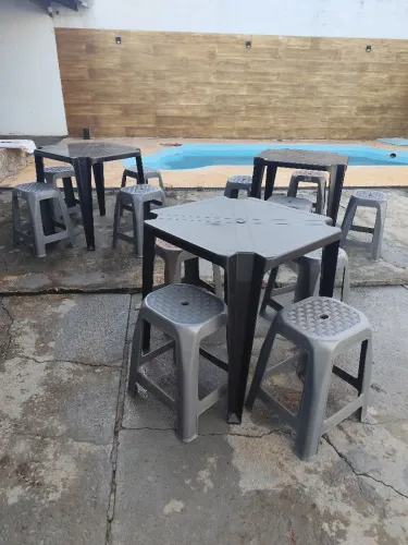 Mesa e bancos de plástico