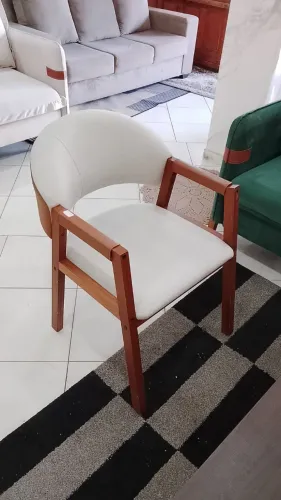 CADEIRA NOVA 650,00  CADA