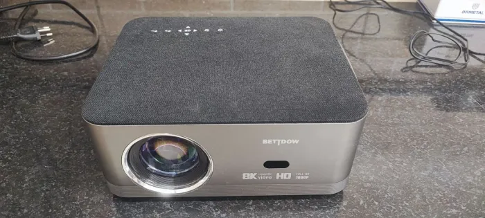 Projetor Bettdow AC1041 Full HD Nativo (Suporta 8K) - Estado de Novo!