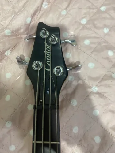 Baixo condor xb12