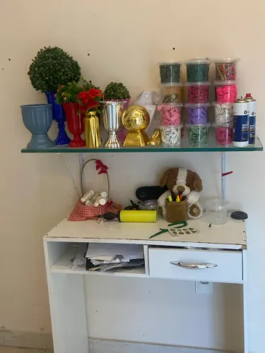 Vendo acervo de festa na mesa