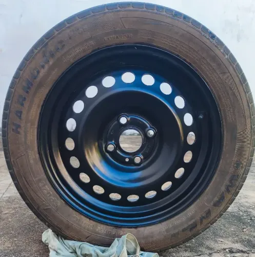 Roda 15 HB20s com pneu meia vida