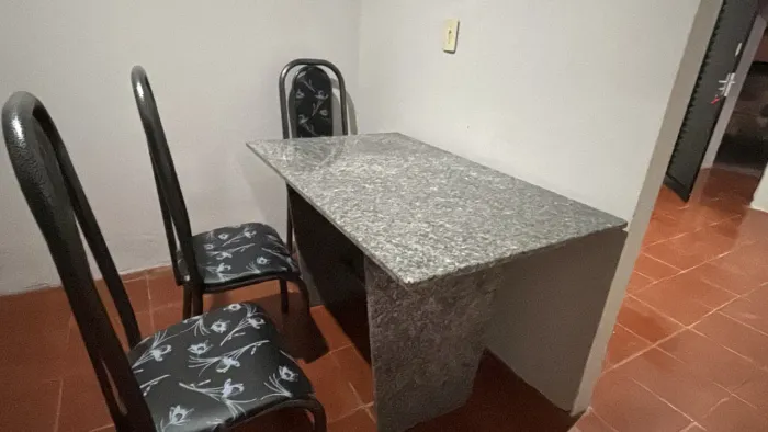 Mesa de jantar pedra com 4 cadeiras